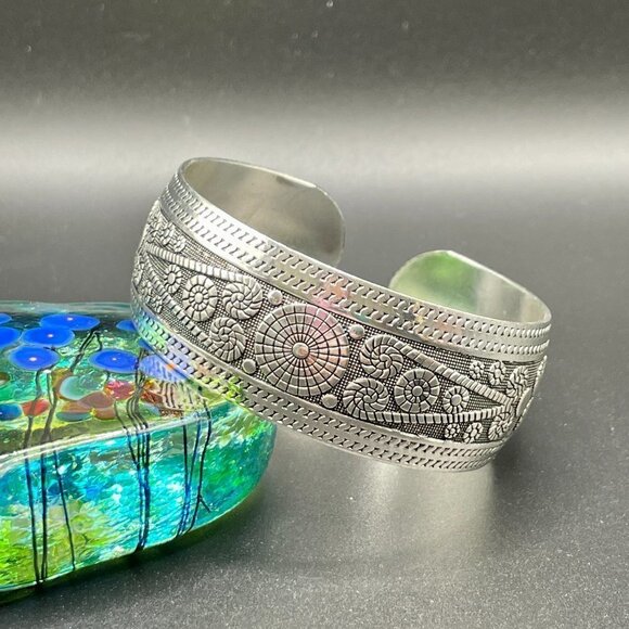 Circle Design Geometric Cuff Bracelet Silver Tone #1191 - Picture 1 of 8